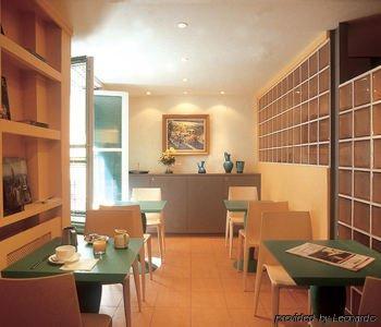 Trendy Canettes Hotel Paris